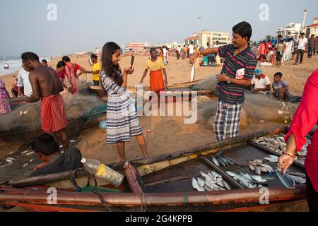 Angelaktivitäten von lokalen Fischern in Puri, Odisha, dem beliebtesten touristischen Strand im Osten Indiens. Touristen genießen und kaufen Fisch. Stockfoto