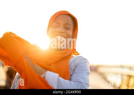 Junge Frau in Hijab im Freien bei Sonnenuntergang Stockfoto