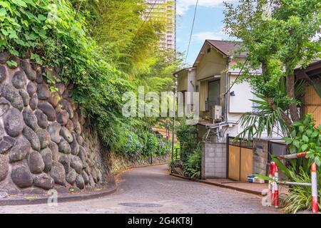 tokio, japan - 15 2021. juni: Steinmauer mit runden Felsen hinter dem Asukayama Park entlang des kurvigen Abhangs der Asuka-no-komichi Straße, die für ihre berühmt ist Stockfoto