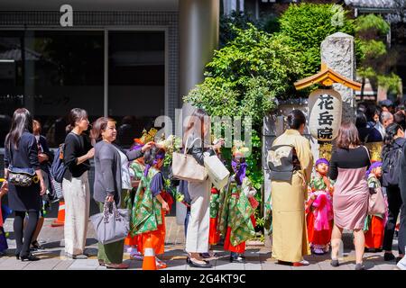 tokio, japan - 06 2019. april: Japanische Kinder, begleitet von ihrer Mutter, die einen traditionellen Kimono von Tendochigo trägt, was himmlisches Kind während der t bedeutet Stockfoto