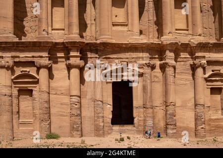 Ad Deir, das im Volksmund als ‘das Kloster’ bekannt ist, ist ein monumentales Gebäude, das in der alten jordanischen Stadt Petra aus Fels gehauen wurde. Jordanien Stockfoto