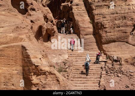 Die letzten Schritte aus dem 800-Stufen-Pfad, der nach Ad Deir führt, das im Volksmund als ‘das Kloster’ bekannt ist, ist ein monumentales Gebäude, das in Petra aus Fels gehauen wurde. Jordanien Stockfoto