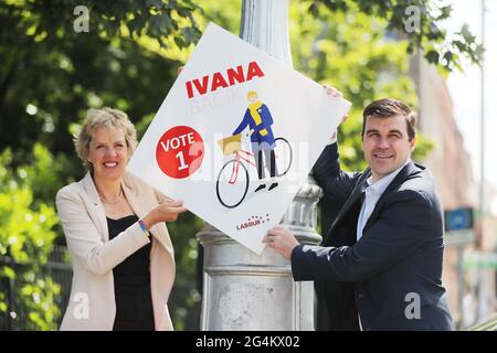 Ivana Bacik, die Kandidatin der Labour Party für die Nachwahl in der Dublin Bay South mit ihrem Wahldirektor Duncan Smith TD im Stadtzentrum von Dublin. Bilddatum: Dienstag, 22. Juni 2021. Stockfoto