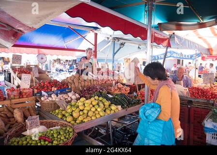 Typischer Markt namens Fera 'o Luni, Catania, Sizilien, Italien, Europa Stockfoto