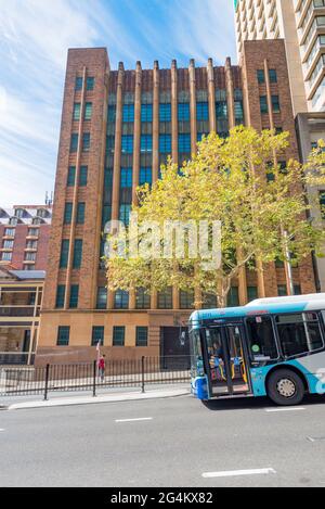 Das Transport House mit Blick auf die Phillip Street (auch Macquarie Street) ist ein Gebäude aus dem Jahre 1938, das im klassizistischen Stil erbaut wurde und im Art déco-Stil gehalten wurde Stockfoto