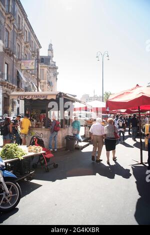 Straßenmarkt namens Fera 'o Luni, Catania, Sizilien, Italien, Europa Stockfoto