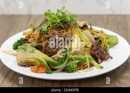 Herzhafte Platte mit Rindfleisch Rührbraten mit Fleisch, Nudeln und Gemüse für eine komplette Mahlzeit geladen. Stockfoto
