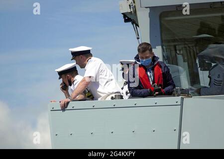 ODESA, UKRAINE - 18. JUNI 2021 - Crew-Mitglieder werden im Hafen von Odesa, Südukraine, bei der Arbeit gesehen. Stockfoto