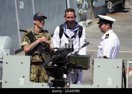 ODESA, UKRAINE - 18. JUNI 2021 - Seeleute bleiben an Bord eines Schiffes im Hafen von Odesa, Südukraine. Stockfoto