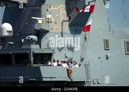 ODESA, UKRAINE - 18. JUNI 2021 - Offiziere bleiben an Bord eines Schiffes, das im Hafen von Odesa im Süden der Ukraine ankommt. Stockfoto