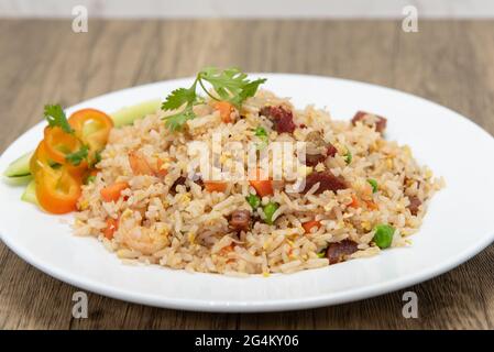Herzhafte Schüssel gebratenen Reis mit Fleisch und Gemüse für eine komplette Mahlzeit gemischt. Stockfoto