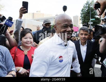 Brooklyn, Usa. Juni 2021. Eric Adams, Präsident von Brooklyn Borough und Bürgermeister von New York City, lächelt, nachdem er am Dienstag, dem 22. Juni 2021, in der Demokratischen Vorwahlen in New York City seine Stimme abgegeben hatte. Foto von John Angelillo/UPI Credit: UPI/Alamy Live News Stockfoto