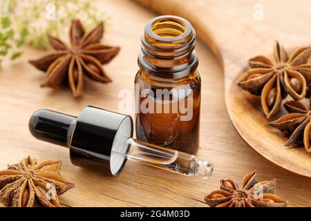 Ätherisches Sternanisöl auf der Flasche auf dem Holztisch. Alternative Medizin Stockfoto