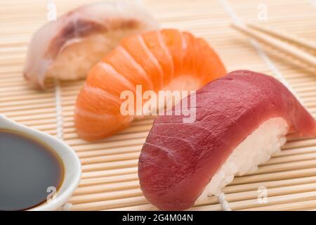 Sushi Nigiri Thunfischlachs und Schwertfisch mit Sojasauce Stockfoto