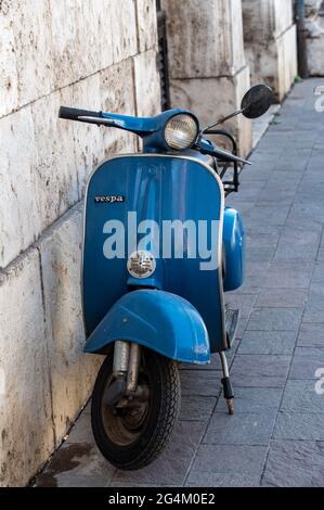 terni,italien juni 22 2021:piaggio vespa 50 Jahrgang in gemischter blauer Farbe Stockfoto