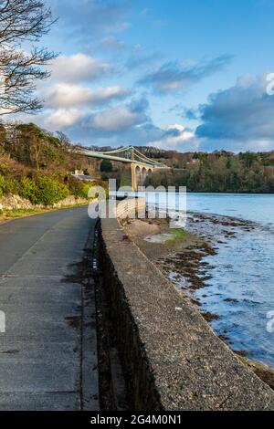 Die Menai Bridge von der Belgischen Promenade am Wales Coast Path in Anglesey, Nordwales Stockfoto
