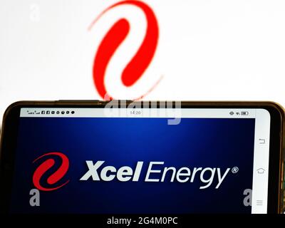 In dieser Abbildung ist ein Logo von Xcel Energy Inc. Abgebildet, das auf einem Smartphone zu sehen ist. Stockfoto