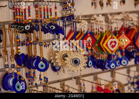 Böse Augenperlen Schutz Amulett im Shop. Eines der beliebtesten Souvenirs in der Türkei. Hochwertige Fotos Stockfoto