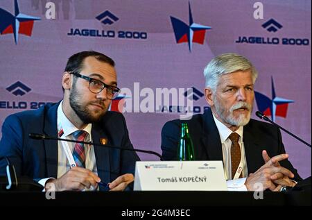 Prag, Tschechische Republik. Juni 2021. Der stellvertretende tschechische Verteidigungsminister Tomas Kopecny, links und ehemaliger Vorsitzender des NATO-Militärkomitees, Petr Pavel, spricht während der 8. Sicherheitskonferenz Unsere Sicherheit wird auf der Prager Burg, Tschechische Republik, am 22. Juni 2021, nicht gewährt. Quelle: VIT Simanek/CTK Photo/Alamy Live News Stockfoto