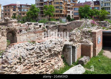 Die römischen Bäder von Varna in Bulgarien sind eine archäologische Stätte mit einem alten römischen Thermalbad, das Ende des 2. Jahrhunderts n. Chr. erbaut wurde. Stockfoto