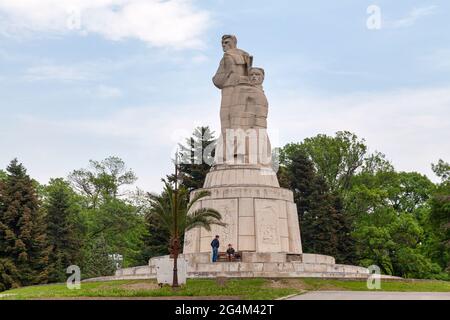 Varna, Bulgarien - 16 2019. Mai: Das Pantheon befindet sich im Meergarten der Stadt. Das Denkmal wurde zu Ehren der faschistischen Kämpfer errichtet, die f gefallen sind Stockfoto