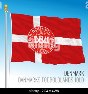 Kopenhagen, Dänemark Juni 2021 - Dänische Flagge mit Logo des dänischen Fußballverbands für die europameisterschaft 2021 Stockfoto