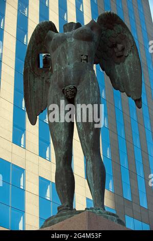 FRANKREICH. HAUTS-DE-SEINE. COURBEVOIE LA VERTEIDIGUNG. DAS GESCHÄFTSVIERTEL LA DEFENSE. IKARIA BRONZESKULPTUR VON IGOR MITORAJ FRANZÖSISCHER KÜNSTLER POLNISCHER HERKUNFT Stockfoto