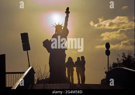 FRANKREICH, PARIS, 15. BEZIRK, QUAI DE SEINE, ALLEE DES CYGNES, STATUE DE LA LIBERTE Stockfoto