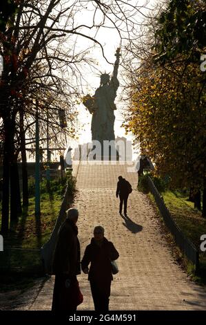 FRANKREICH, PARIS, 15. BEZIRK, QUAI DE SEINE, ALLEE DES CYGNES, STATUE DE LA LIBERTE Stockfoto