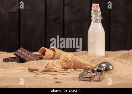 Eiskonus mit Schokolade und einer Flasche Milch Stockfoto