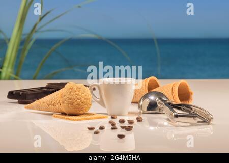 Kaffeetasse mit Eiszapfen und Schokoladenstückchen Stockfoto