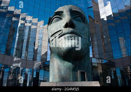 FRANKREICH. HAUTS-DE-SEINE. COURBEVOIE LA VERTEIDIGUNG. DAS GESCHÄFTSVIERTEL LA DEFENSE. TINDARO BRONZESKULPTUR DES FRANZÖSISCHEN KÜNSTLERS POLNISCHER HERKUNFT Stockfoto