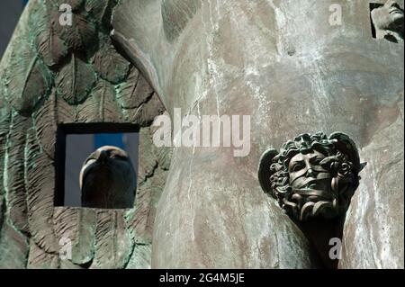 FRANKREICH. HAUTS-DE-SEINE. COURBEVOIE LA VERTEIDIGUNG. DAS GESCHÄFTSVIERTEL LA DEFENSE. IKARIA BRONZESKULPTUR VON IGOR MITORAJ FRANZÖSISCHER KÜNSTLER POLNISCHER HERKUNFT Stockfoto