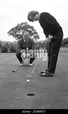 1970er Jahre, historisch, ein männlicher Golfer, der eine Putting-Lektion hat, England, Großbritannien. Putting ist ein wichtiger Teil des Golfspiels. Ein drei-Fuß-Put zählt als ein einziger Schlag, so viel wie ein dreihundert Yard Laufwerk und so sollten die meisten Amateur-Golfer auf die Verbesserung ihrer Putting konzentrieren, da Vertrauen in diesem Bereich des Spiels ist ein großer Vorteil für niedrigere Golf-Scores. Stockfoto