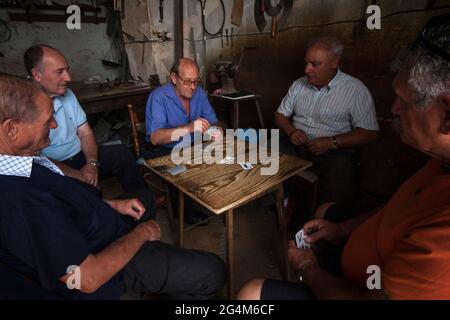 Männer spielen Karten in Mazara del Vallo, Sizilien, Italien, Europa Stockfoto