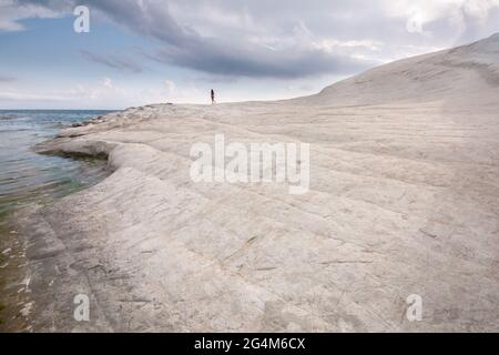 Scala dei Turchi, Treppe der Türken, einer felsigen Klippe auf der Küste von Realmonte, in der Nähe von Porto Empedocle, südliche Sizilien, Italien. Stockfoto