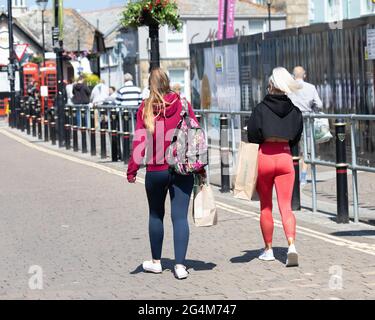 Truro, Cornwall, Großbritannien. Juni 2021. Die Menschen in Truro, Cornwall, genossen den herrlichen Sonnenschein beim Einkaufen. Die Prognose ist für 16C mit sonnigen Intervallen und einer leichten Brise. Kredit: Keith Larby/Alamy Live Nachrichten Stockfoto