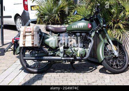 Truro, Cornwall, Großbritannien. Juni 2021. Ein Motorrad im alten Armeestil parkte in Truro, Cornwall. Die Prognose ist für 16C mit sonnigen Intervallen und einer leichten Brise. Kredit: Keith Larby/Alamy Live Nachrichten Stockfoto