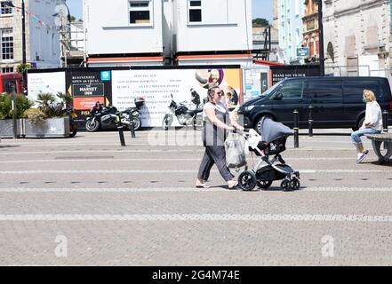 Truro, Cornwall, Großbritannien. Juni 2021. Die Menschen in Truro, Cornwall, genossen den herrlichen Sonnenschein beim Einkaufen. Die Prognose ist für 16C mit sonnigen Intervallen und einer leichten Brise. Kredit: Keith Larby/Alamy Live Nachrichten Stockfoto