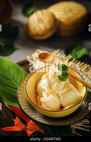 Kokosmilch-Eis mit gerösteter Kokosnuss Stockfoto
