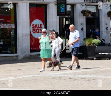 Truro, Cornwall, Großbritannien. Juni 2021. Die Menschen in Truro, Cornwall, genossen den herrlichen Sonnenschein beim Einkaufen. Die Prognose ist für 16C mit sonnigen Intervallen und einer leichten Brise. Kredit: Keith Larby/Alamy Live Nachrichten Stockfoto