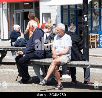 Truro, Cornwall, Großbritannien. Juni 2021. Die Menschen in Truro, Cornwall, genossen den herrlichen Sonnenschein beim Einkaufen. Die Prognose ist für 16C mit sonnigen Intervallen und einer leichten Brise. Kredit: Keith Larby/Alamy Live Nachrichten Stockfoto