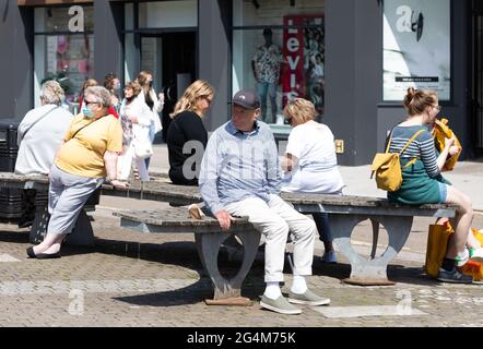 Truro, Cornwall, Großbritannien. Juni 2021. Die Menschen in Truro, Cornwall, genossen den herrlichen Sonnenschein beim Einkaufen. Die Prognose ist für 16C mit sonnigen Intervallen und einer leichten Brise. Kredit: Keith Larby/Alamy Live Nachrichten Stockfoto