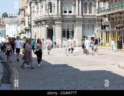 Truro, Cornwall, Großbritannien. Juni 2021. Die Menschen in Truro, Cornwall, genossen den herrlichen Sonnenschein beim Einkaufen. Die Prognose ist für 16C mit sonnigen Intervallen und einer leichten Brise. Kredit: Keith Larby/Alamy Live Nachrichten Stockfoto