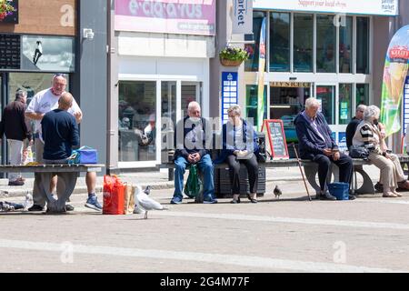 Truro, Cornwall, Großbritannien. Juni 2021. Die Menschen in Truro, Cornwall, genossen den herrlichen Sonnenschein beim Einkaufen. Die Prognose ist für 16C mit sonnigen Intervallen und einer leichten Brise. Kredit: Keith Larby/Alamy Live Nachrichten Stockfoto