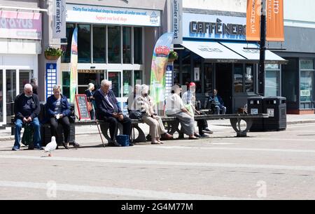 Truro, Cornwall, Großbritannien. Juni 2021. Die Menschen in Truro, Cornwall, genossen den herrlichen Sonnenschein beim Einkaufen. Die Prognose ist für 16C mit sonnigen Intervallen und einer leichten Brise. Kredit: Keith Larby/Alamy Live Nachrichten Stockfoto