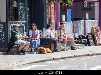 Truro, Cornwall, Großbritannien. Juni 2021. Die Leute draußen genossen den herrlichen Sonnenschein, während sie vor dem Old Ale House in Truro, Cornwall, tranken. Die Prognose ist für 16C mit sonnigen Intervallen und einer leichten Brise. Kredit: Keith Larby/Alamy Live Nachrichten Stockfoto