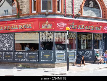 Truro, Cornwall, Großbritannien. Juni 2021. Die Leute draußen genossen den herrlichen Sonnenschein, während sie vor dem Old Ale House in Truro, Cornwall, tranken. Die Prognose ist für 16C mit sonnigen Intervallen und einer leichten Brise. Kredit: Keith Larby/Alamy Live Nachrichten Stockfoto