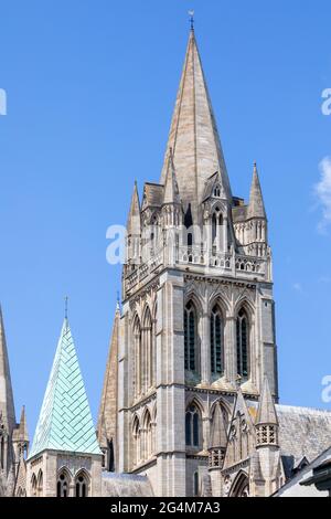 Truro, Cornwall, Großbritannien. Juni 2021. Ein klarer blauer Himmel mit herrlichem Sonnenschein über der Kathedrale von Truro in Truro, Cornwall. Die Prognose ist für 16C mit sonnigen Intervallen und einer leichten Brise. Kredit: Keith Larby/Alamy Live Nachrichten Stockfoto