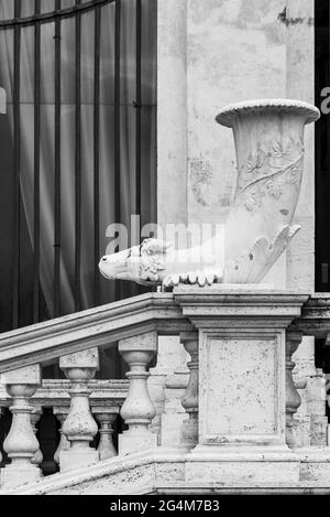 Schwarz-Weiß-Foto des alten Marmorhorns, das einen Gebäudeeingang in Rom schmückt Stockfoto